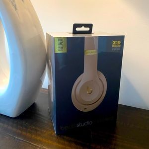Beats Studio3 Wireless Over-ear Headphones (Beige)
